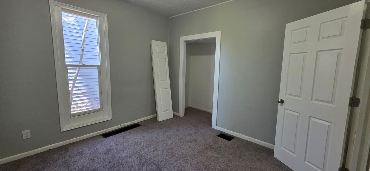 1631 W 7th St - Photo 2 of 9