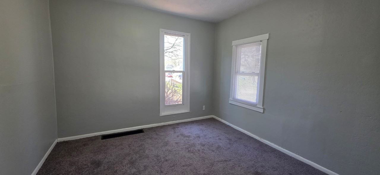 1631 W 7th St - Photo 3 of 9