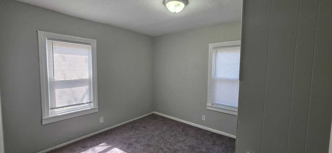 1631 W 7th St - Photo 4 of 9