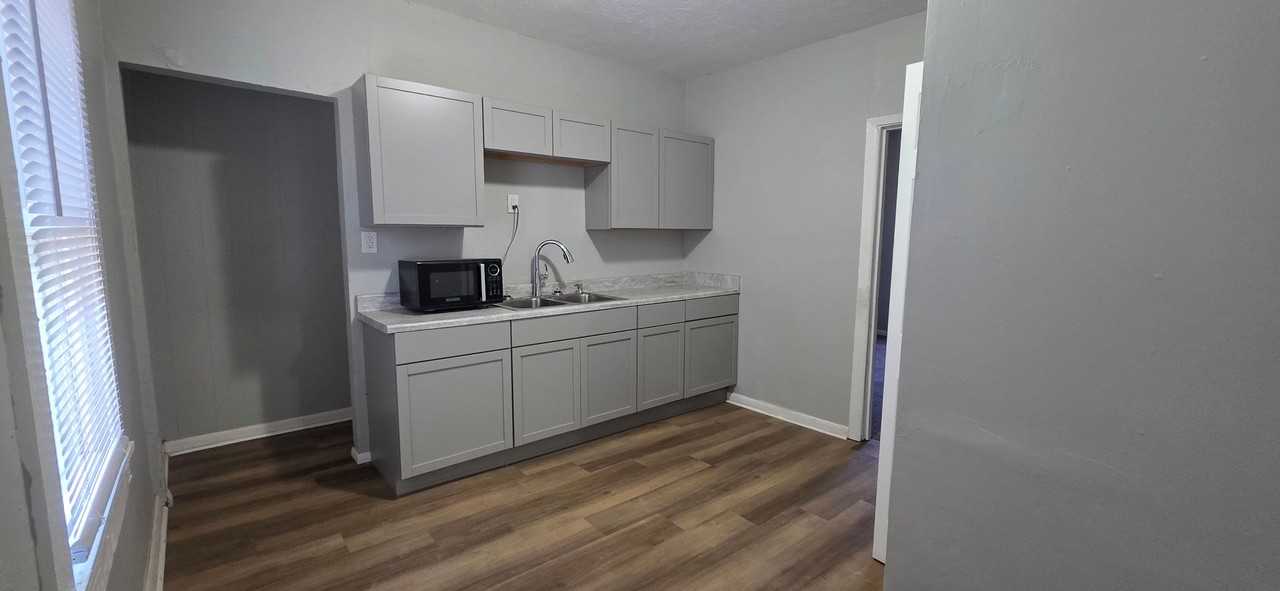 1631 W 7th St - Photo 5 of 9