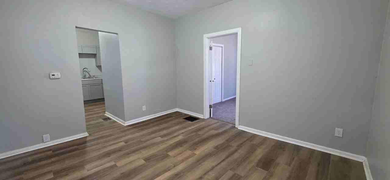 1631 W 7th St - Photo 7 of 9