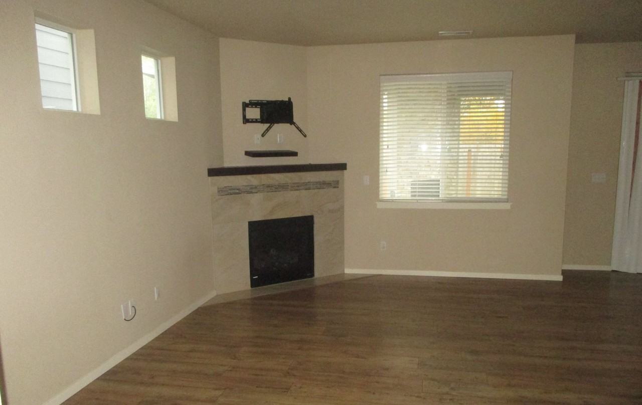 7902 161st St E - Photo 3 of 20