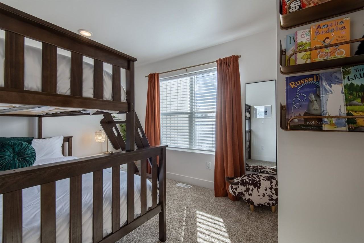 112 Aspen Meadows Rd - Photo 7 of 28