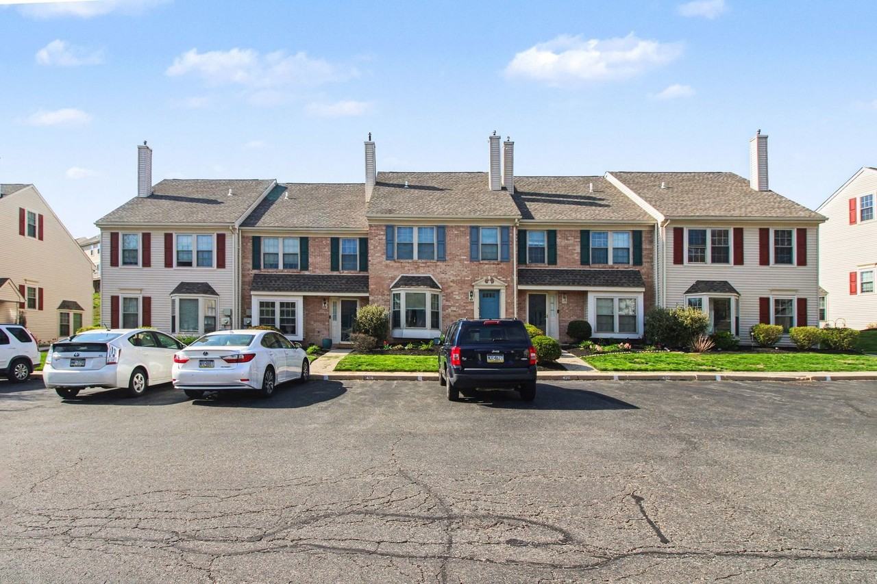 421 Oaktree Ct - Photo 3 of 31