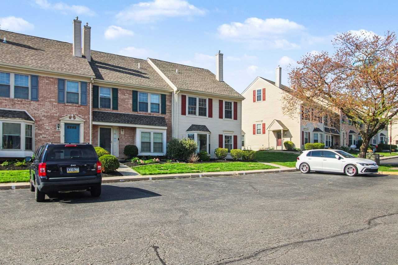 421 Oaktree Ct - Photo 4 of 31