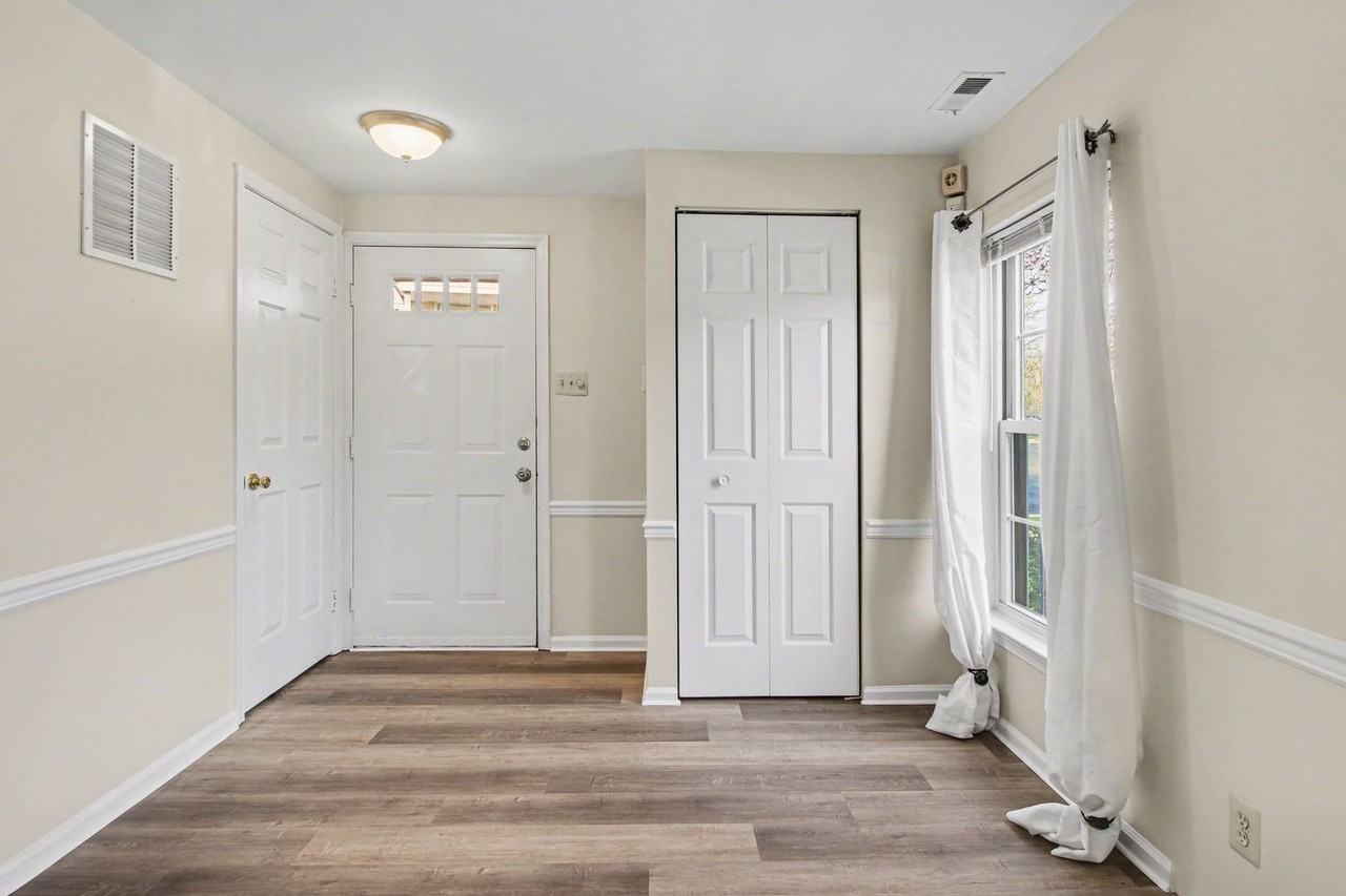 421 Oaktree Ct - Photo 5 of 31