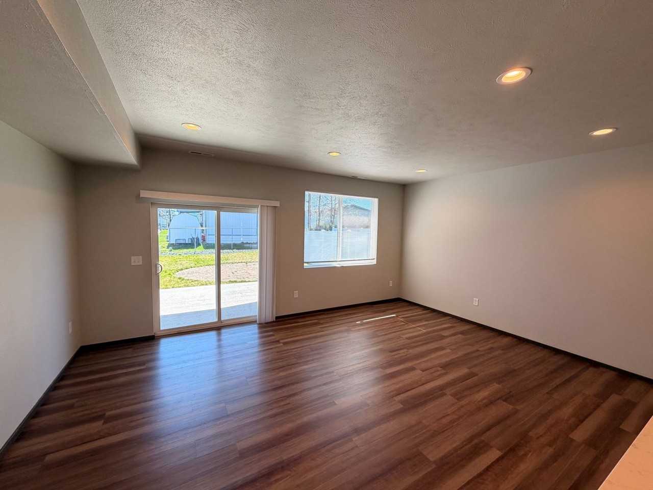 2016 East Vanetta Avenue - Photo 6 of 25