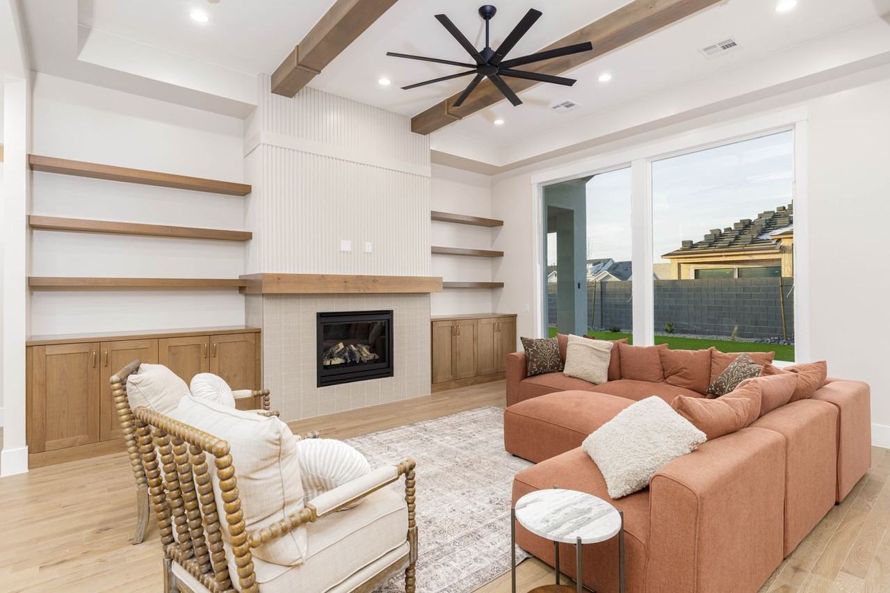 393 E Sidbury Rd - Photo 7 of 31