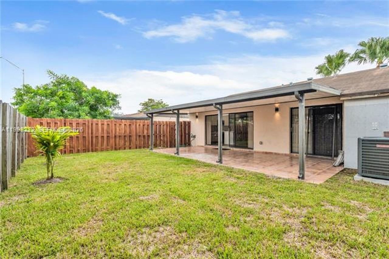 4736 Sw 136th Pl #0 - Photo 2 of 23