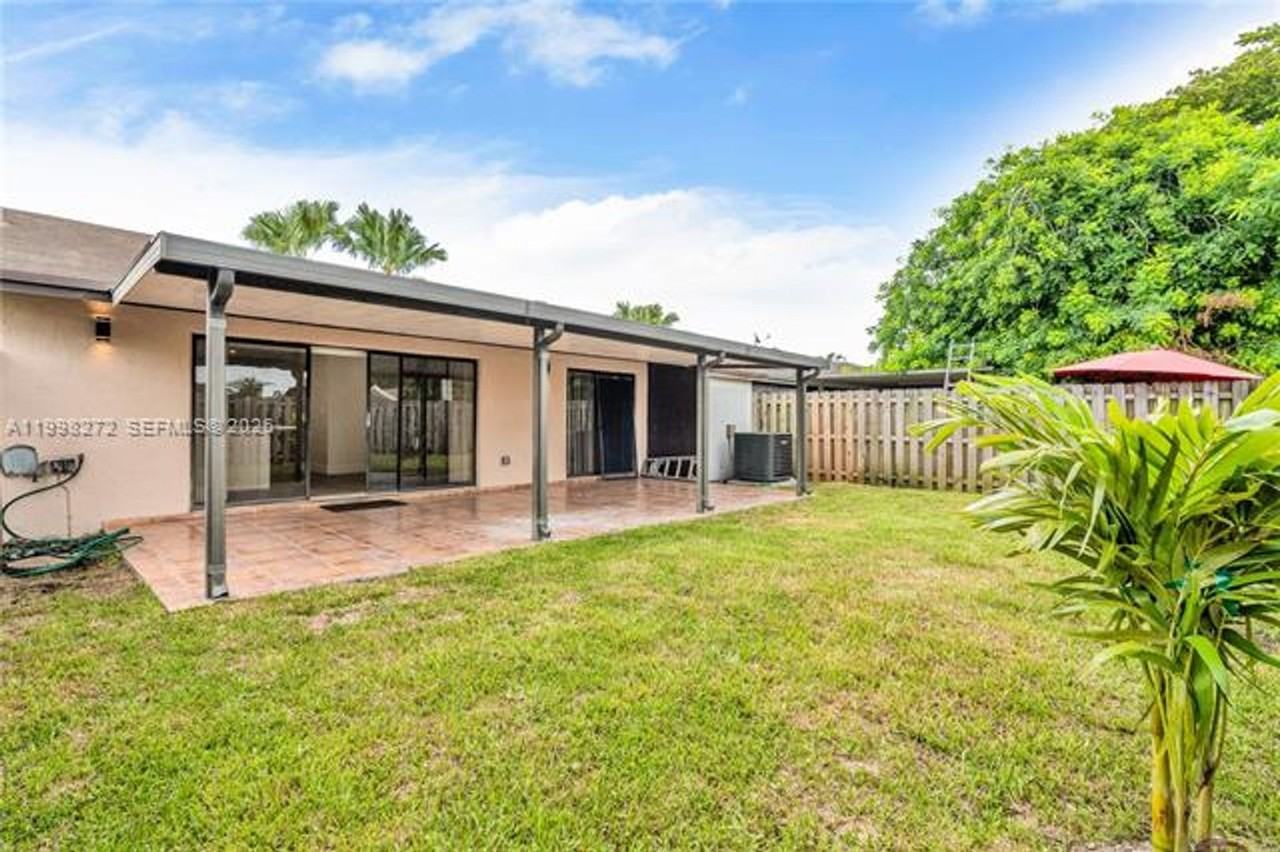 4736 Sw 136th Pl #0 - Photo 3 of 23