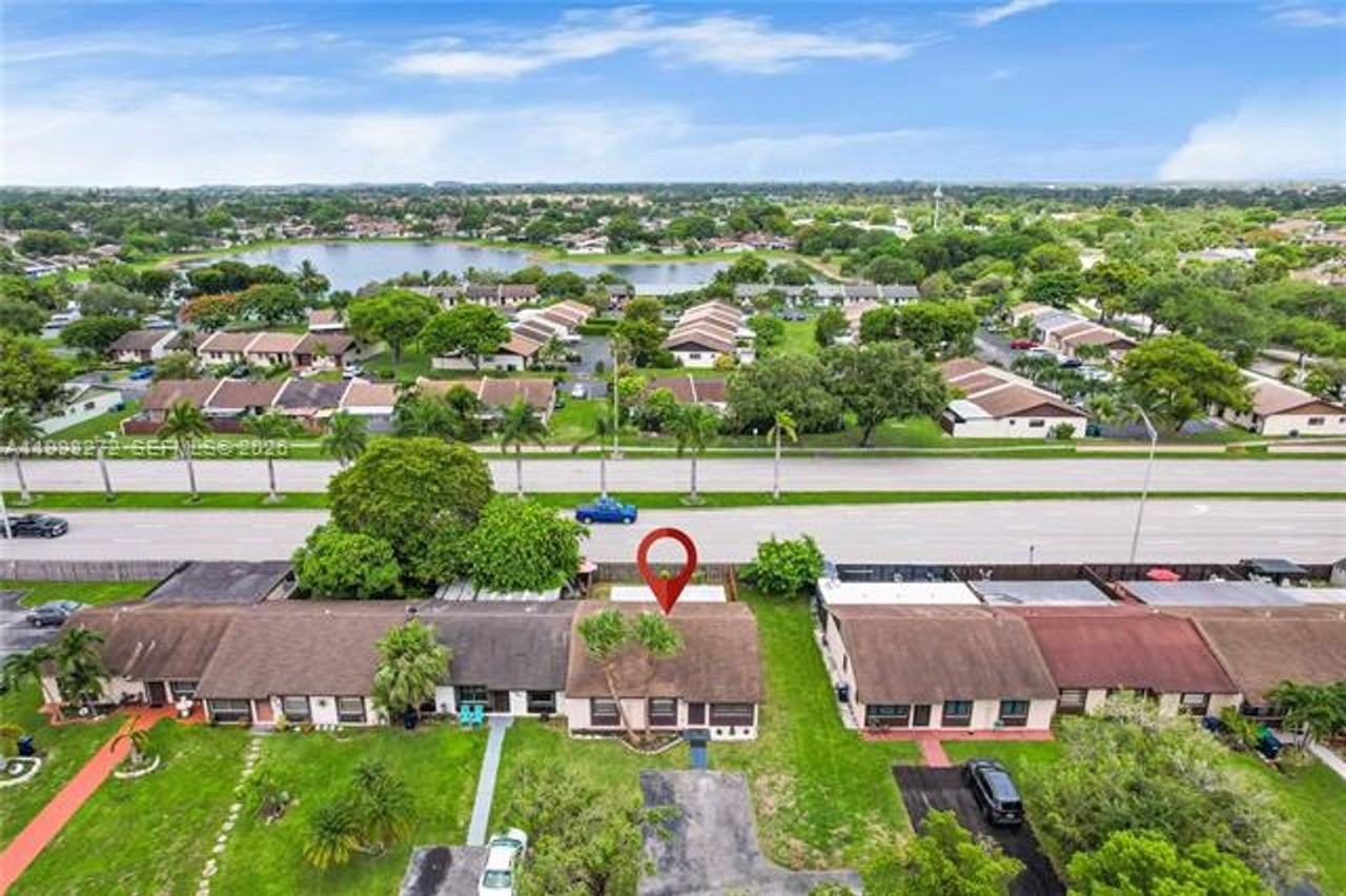 4736 Sw 136th Pl #0 - Photo 4 of 23