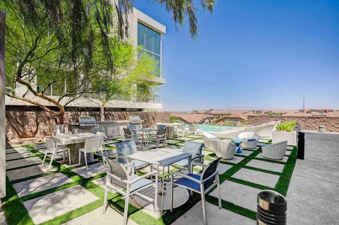 Vantage - Photo 2 of 50