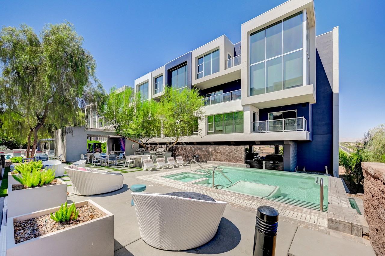 Vantage - Photo 4 of 50