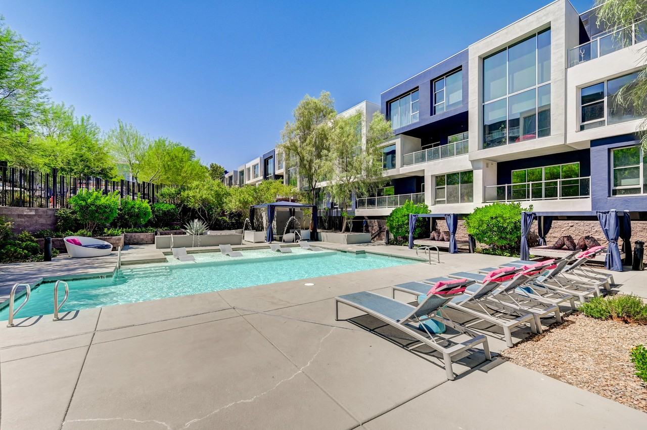 Vantage - Photo 7 of 50