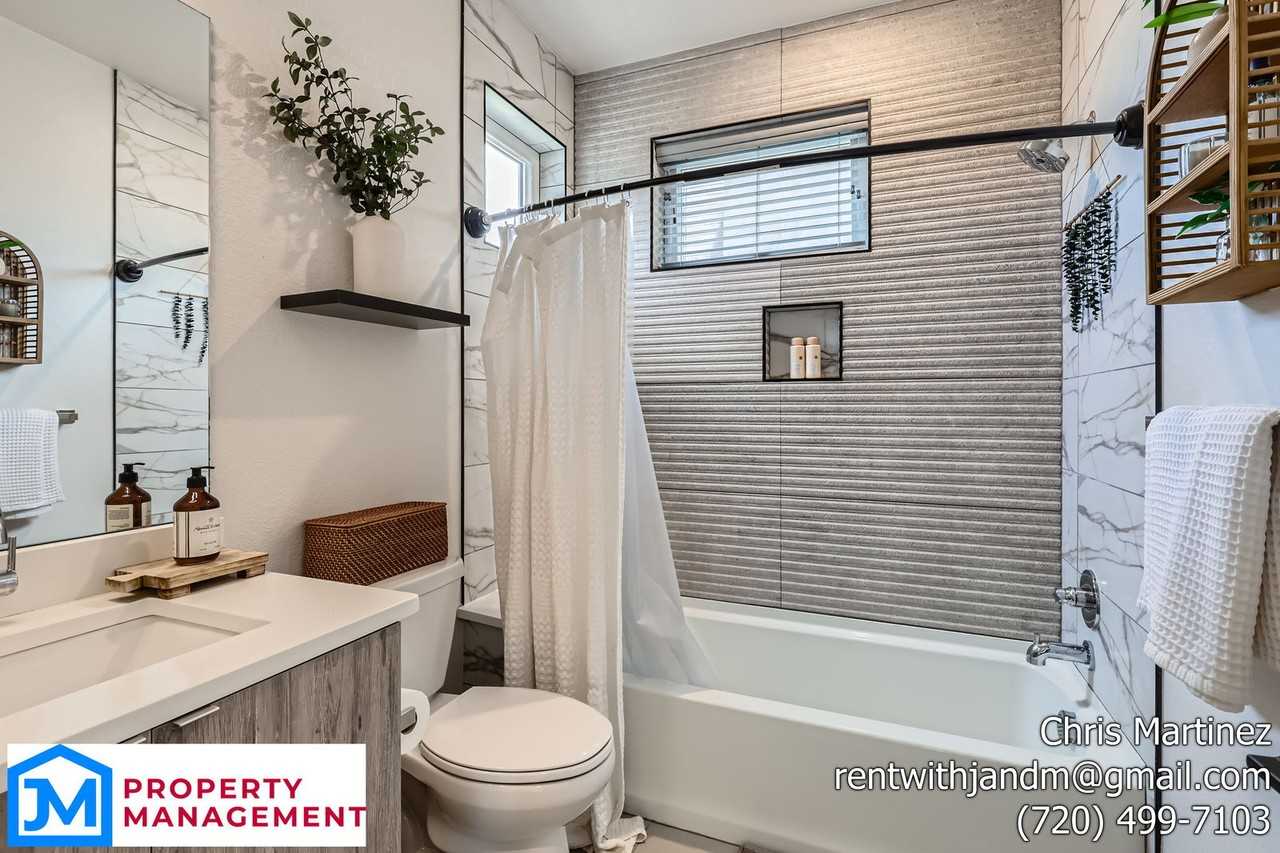 1230 Perry St #1 - Photo 4 of 22