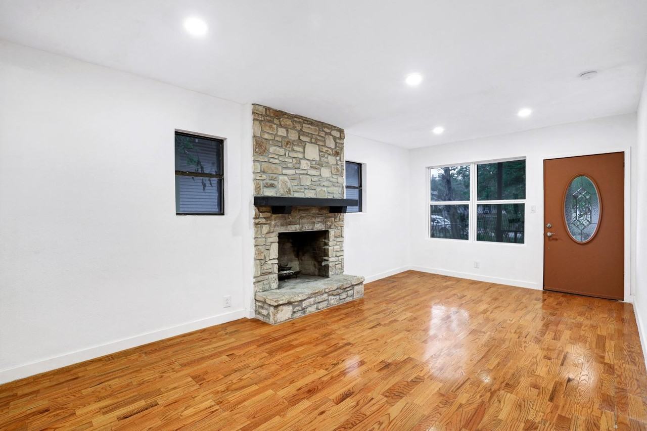 1920 Leal St - Photo 2 of 10