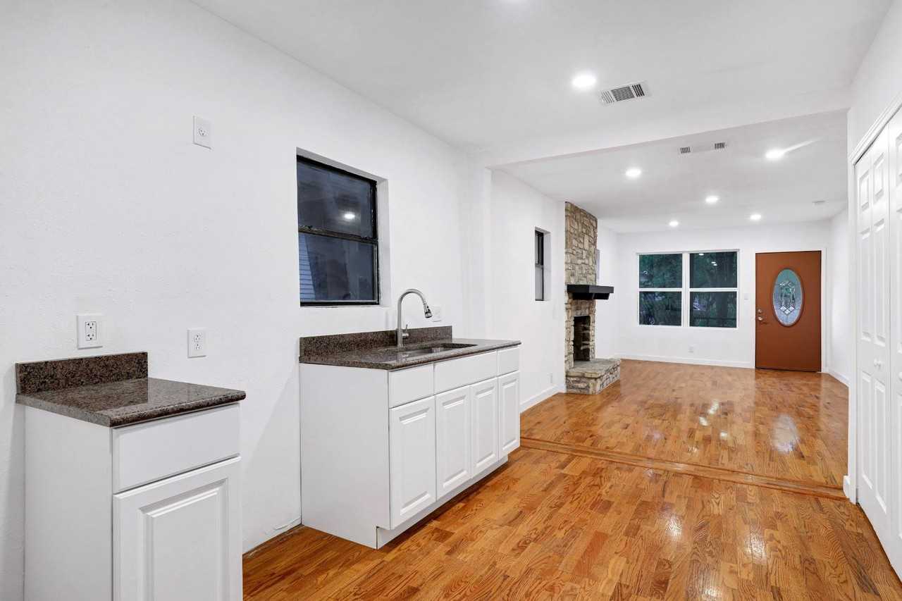 1920 Leal St - Photo 5 of 10