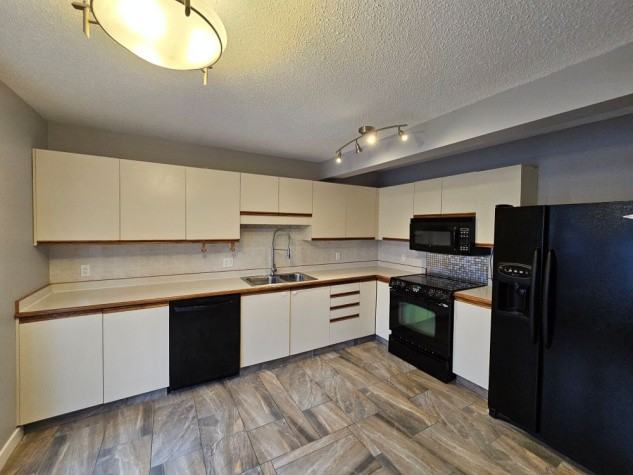 3 Bedroom Townhouse with Detached Single Car Garage!! - Photo 6 of 17