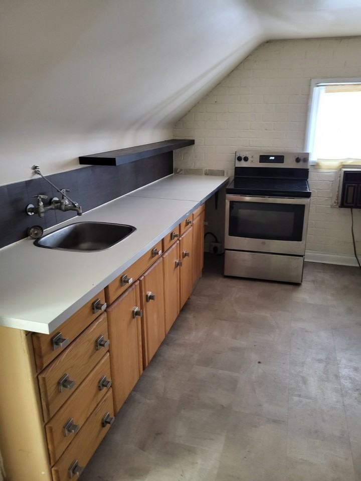 900 Bond St - Photo 2 of 10