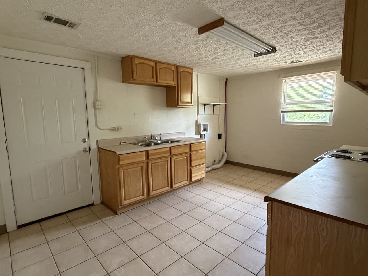 833 E Tinsley St #B - Photo 3 of 8