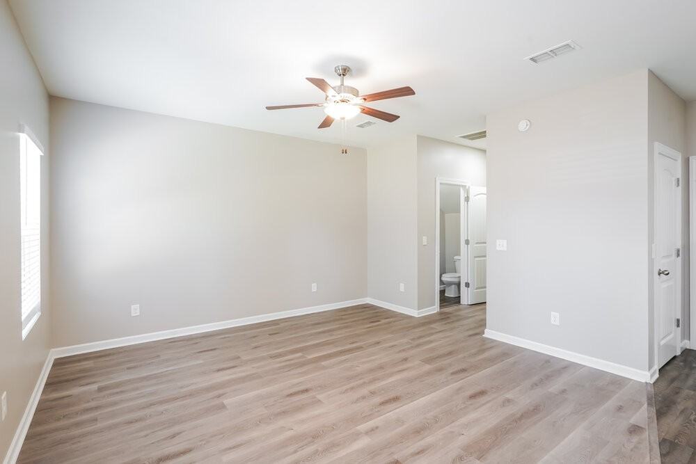 1327 Rutherford St - Photo 4 of 17