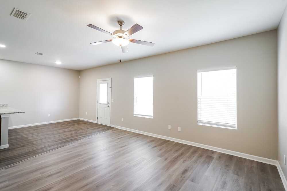 1327 Rutherford St - Photo 5 of 17