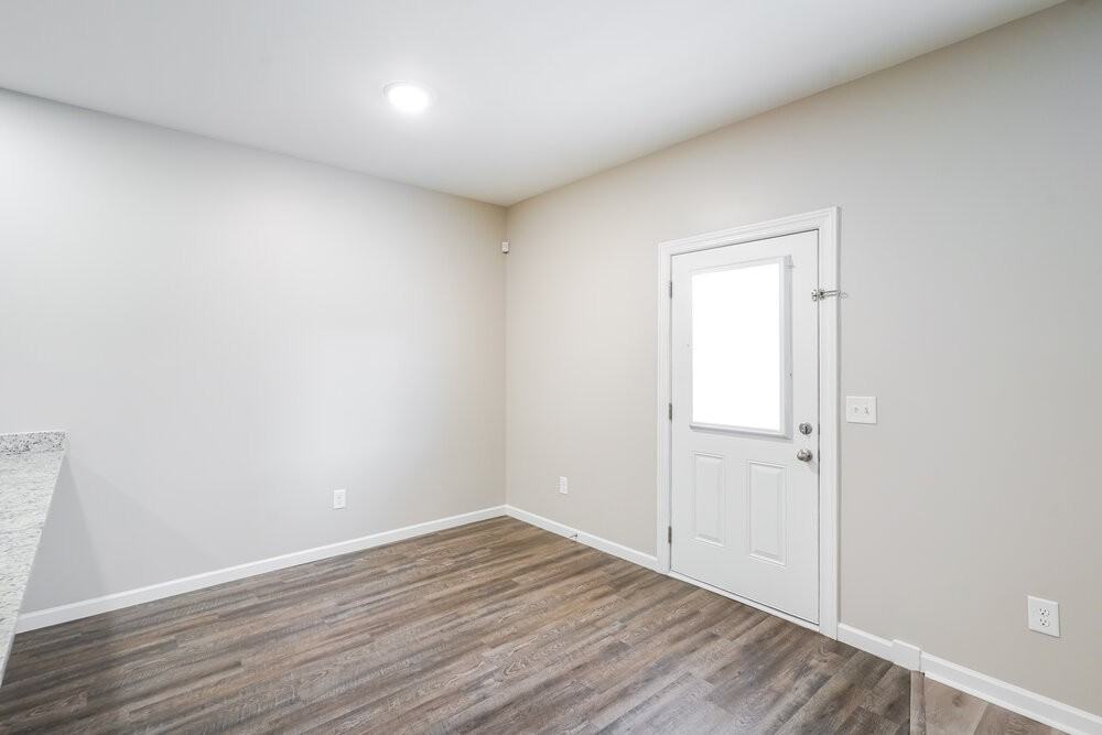1327 Rutherford St - Photo 6 of 17