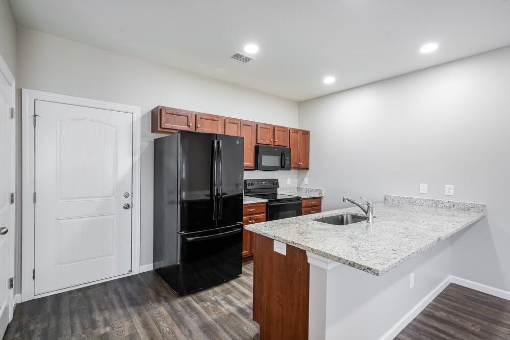 1327 Rutherford St - Photo 7 of 17