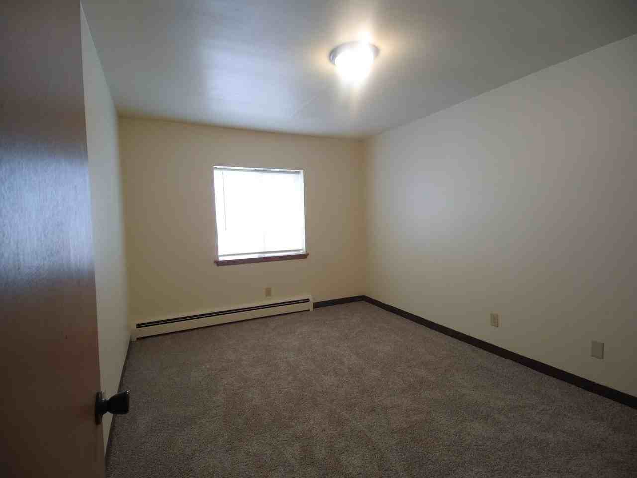 Oakview Manor - Photo 4 of 7