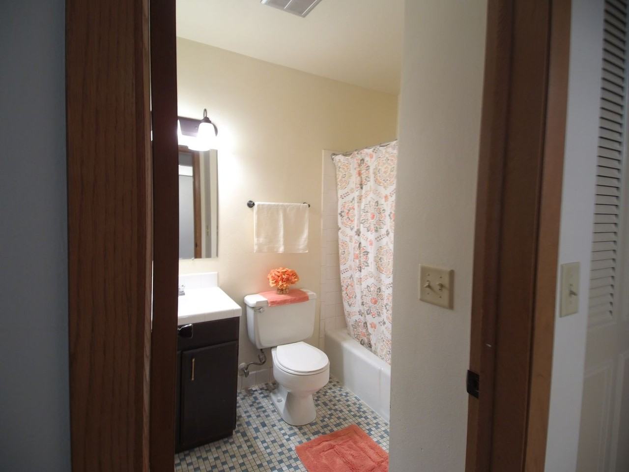 Oakview Manor - Photo 5 of 7
