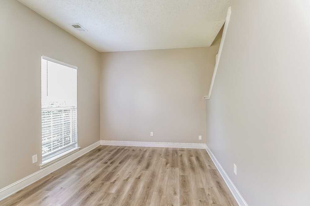 1712 Silverberry Ct - Photo 5 of 17