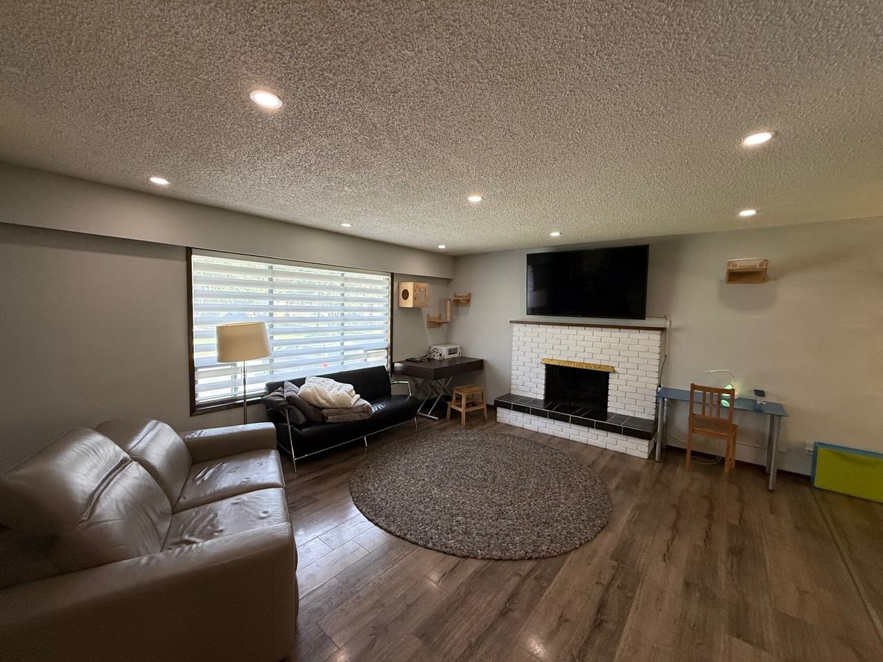 260 Robertson Cres #1 - Photo 3 of 21