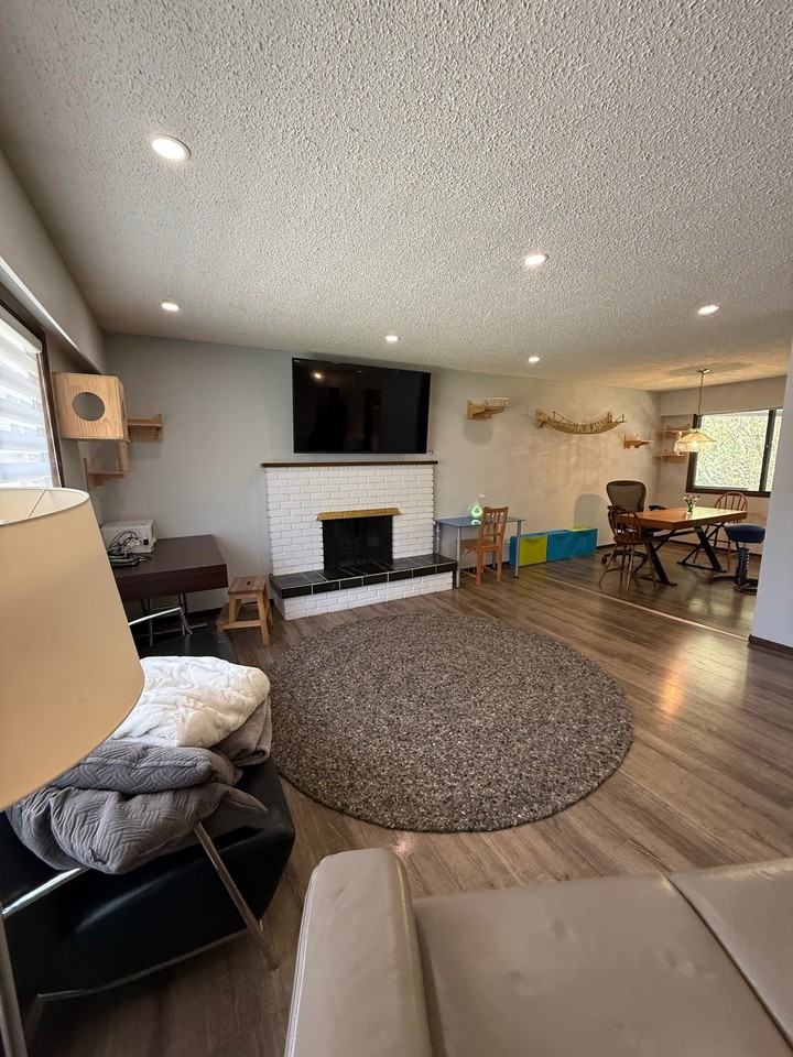 260 Robertson Cres #1 - Photo 6 of 21