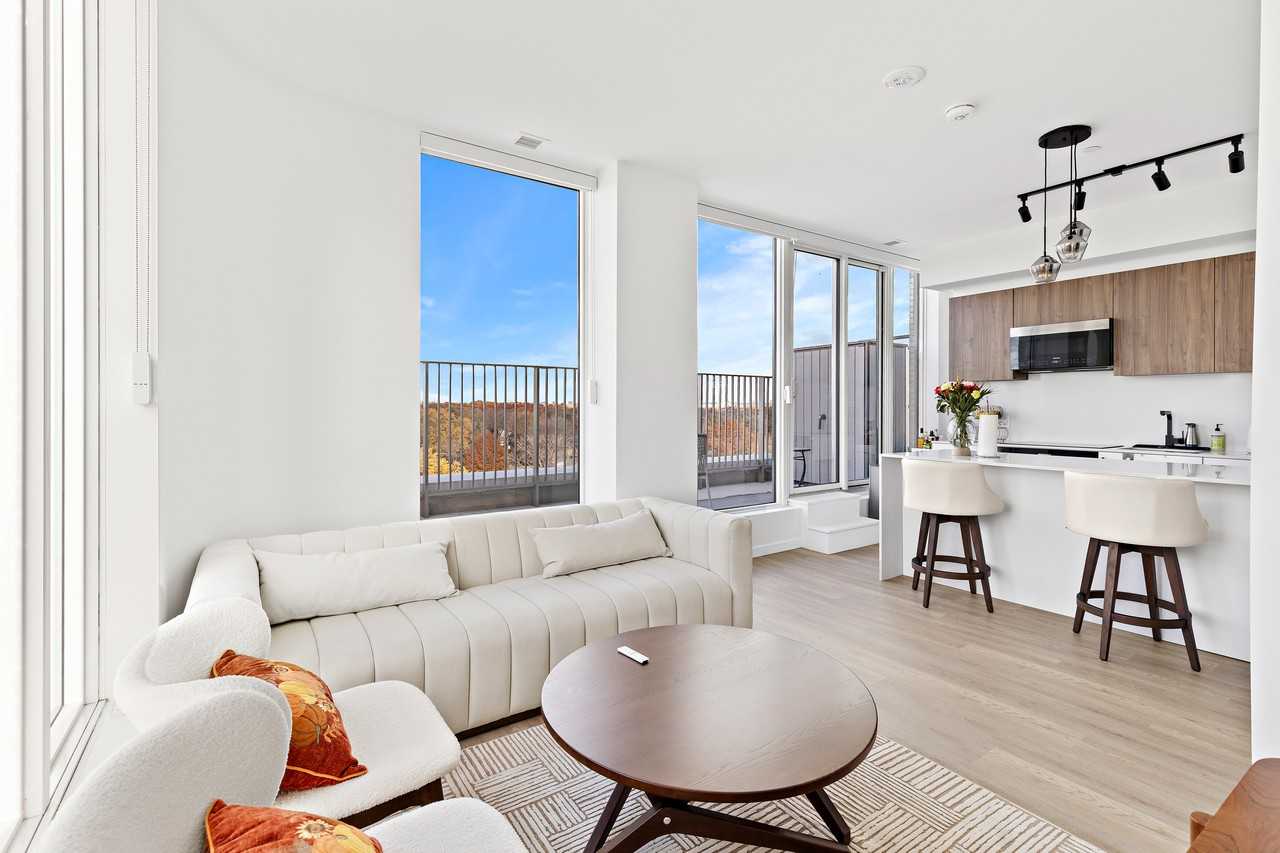 689 The Queensway #PH10 - Photo 3 of 10