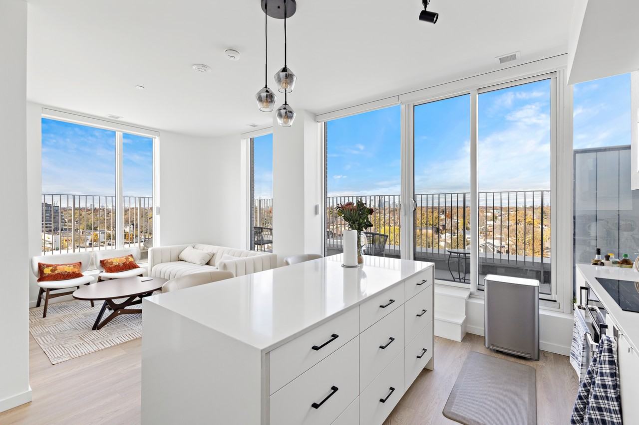 689 The Queensway #PH10 - Photo 4 of 10