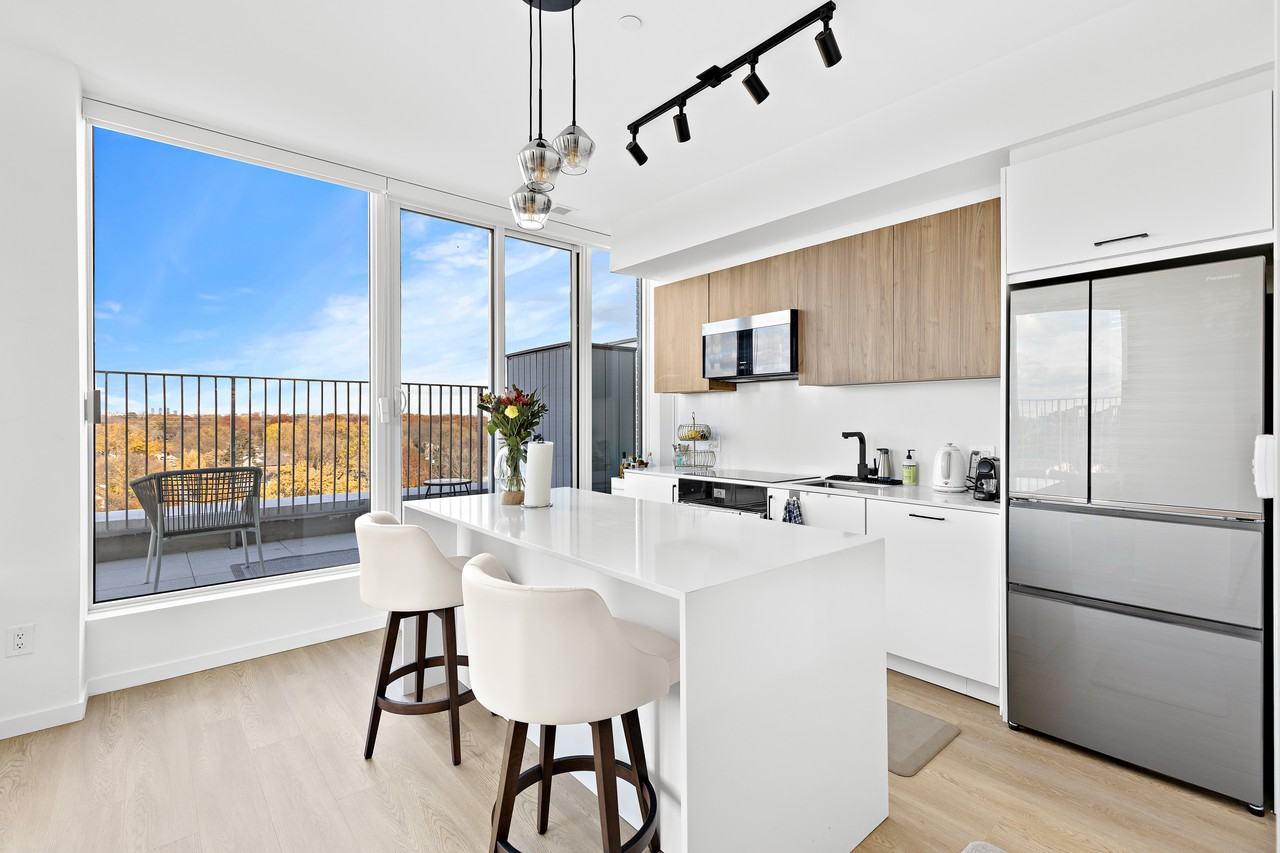 689 The Queensway #PH10 - Photo 2 of 10