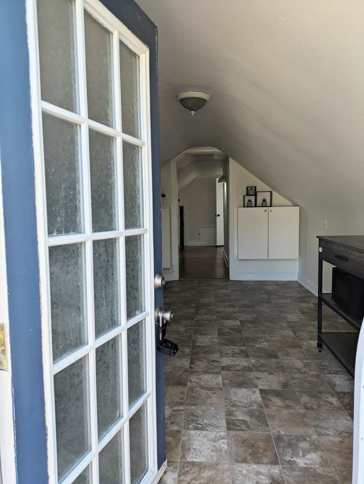 1018 Wolcott AvenueUnit B #B - Photo 3 of 16