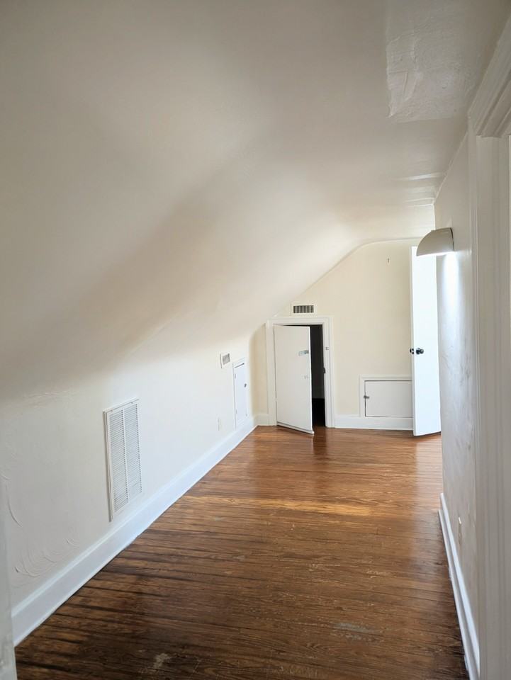 1018 Wolcott AvenueUnit B #B - Photo 5 of 16