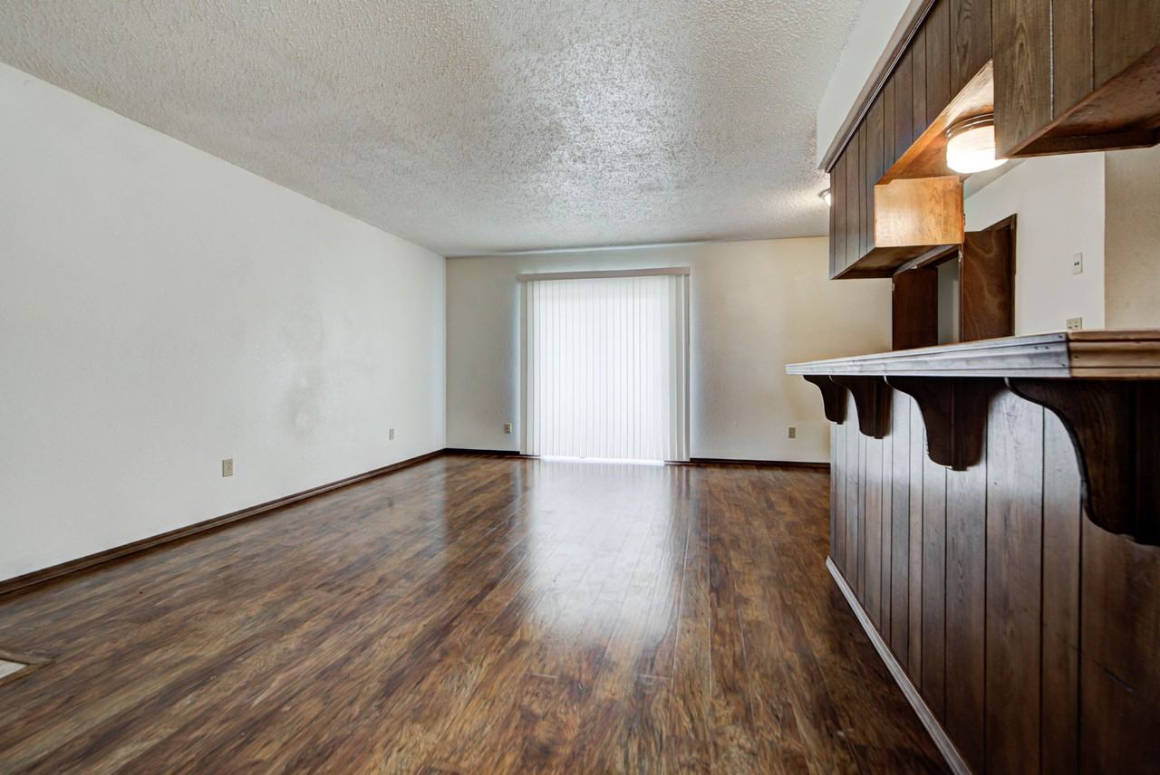 1331 Glen Oaks Ct #4 - Photo 4 of 32