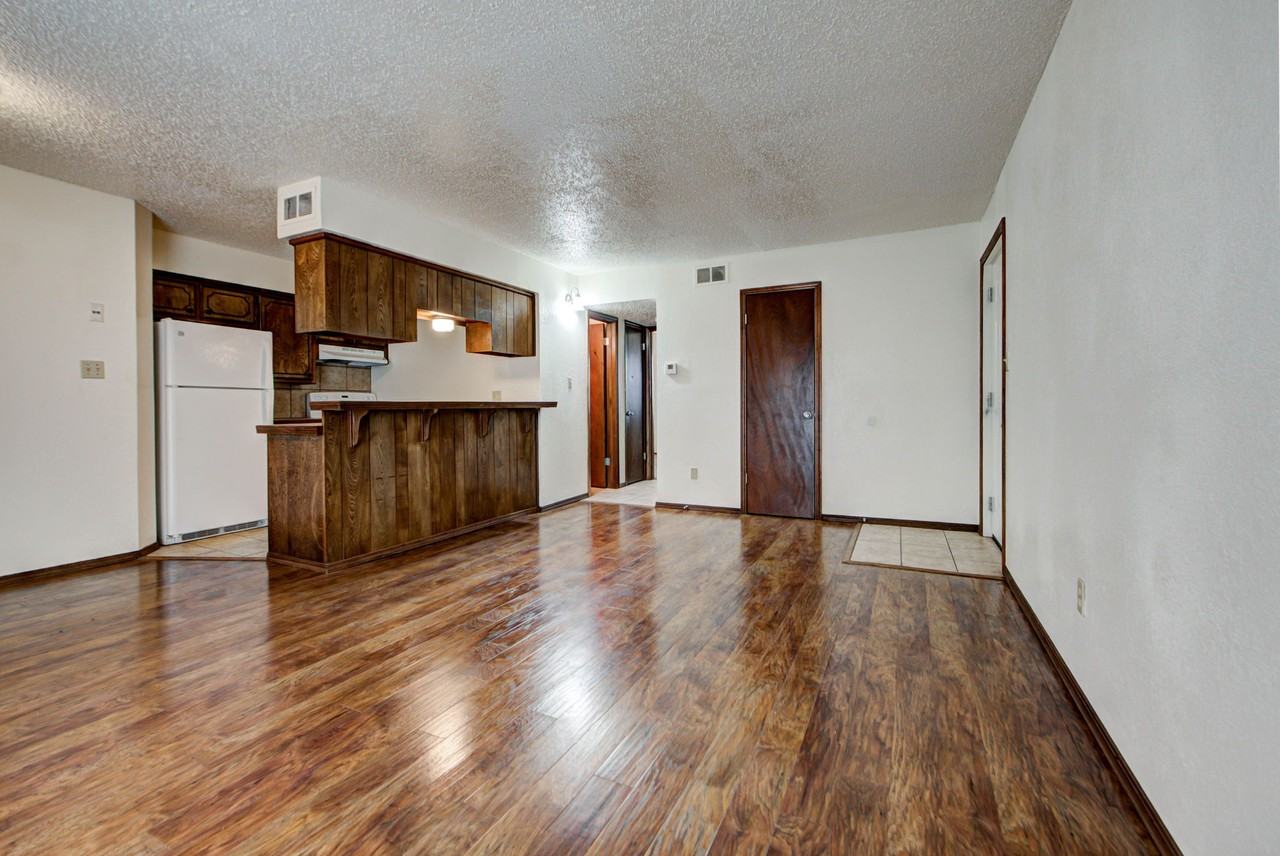 1331 Glen Oaks Ct #4 - Photo 6 of 32
