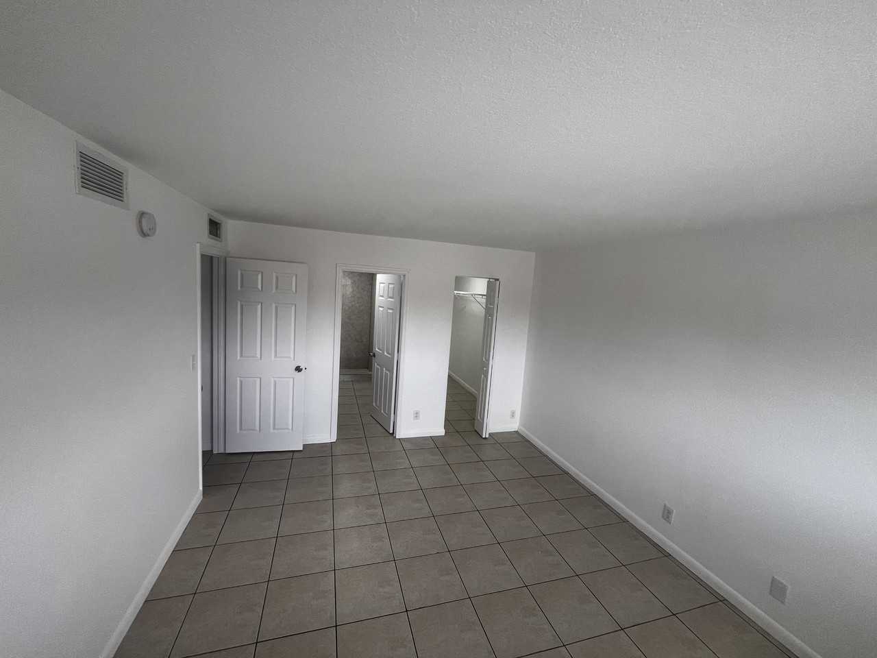 2944 Nw 55th Ave Apt 2b #2B - Photo 3 of 14