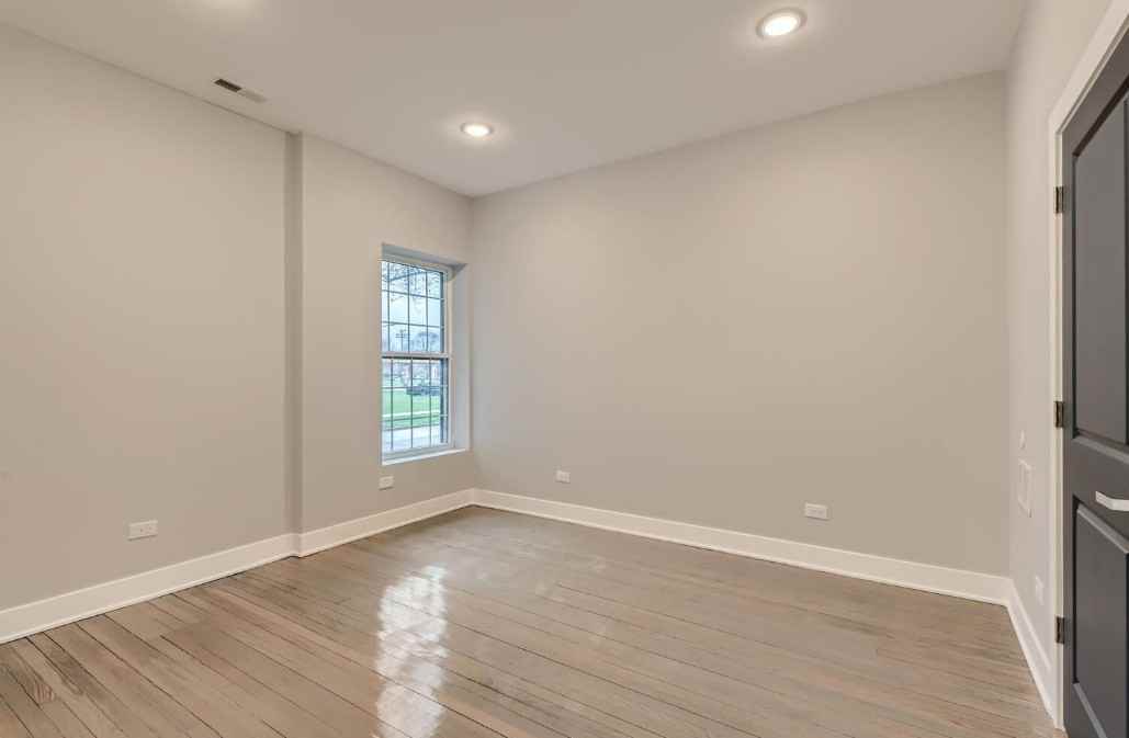 5817 S Calumet Ave #1 - Photo 3 of 8