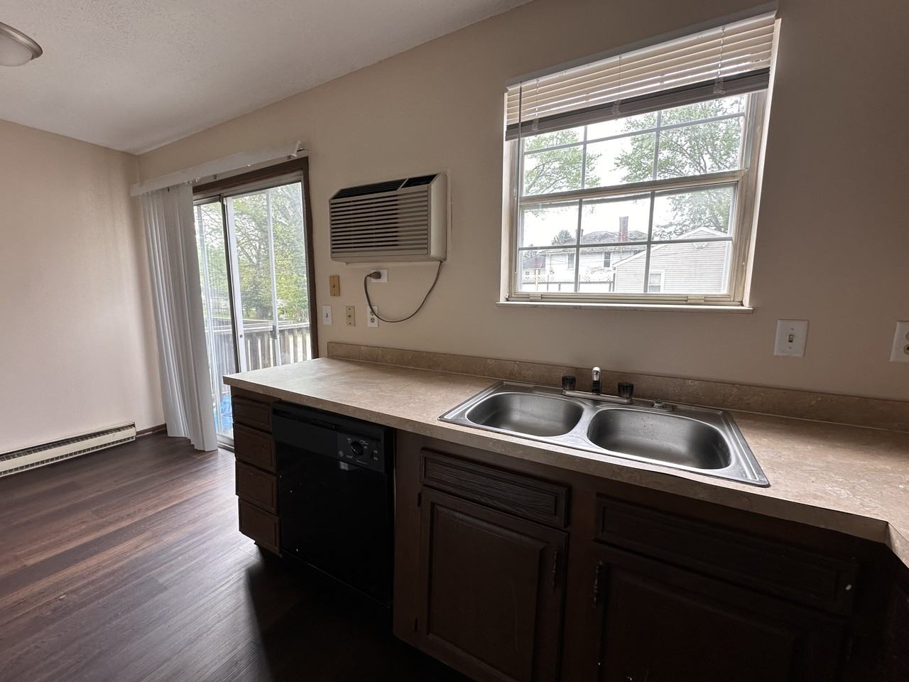 220 Marks AveApt C #C - Photo 3 of 7