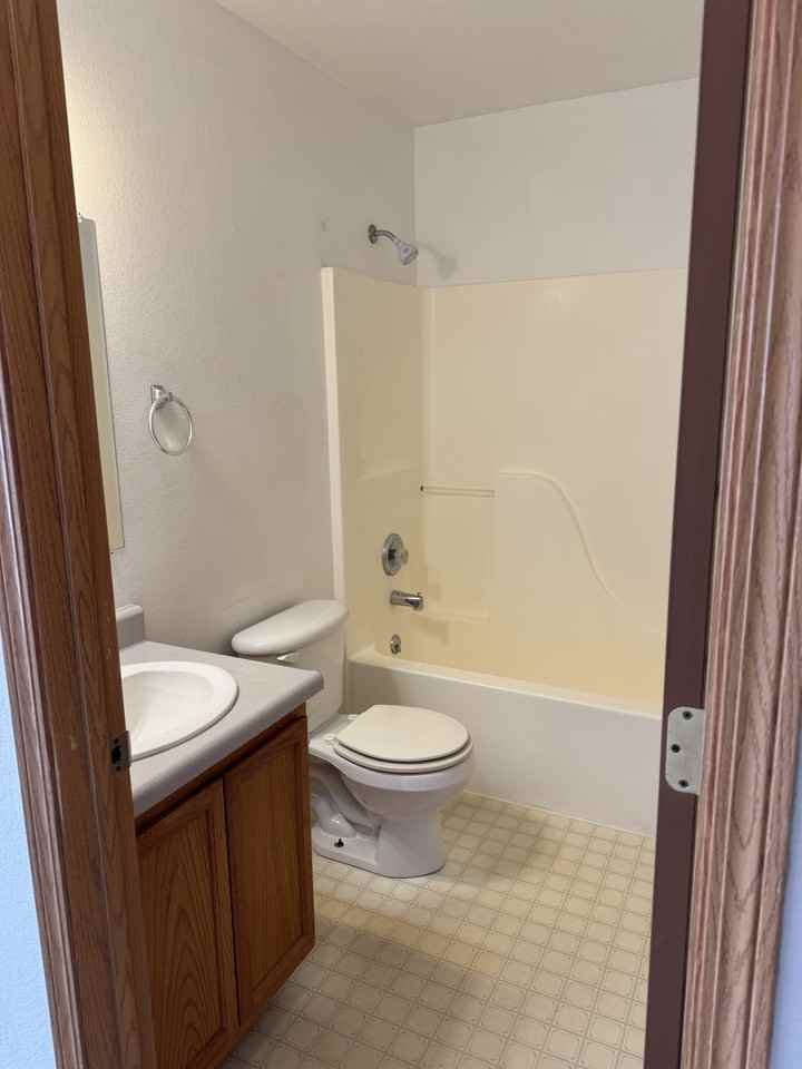 557 W Shore Dr #1 - Photo 4 of 15