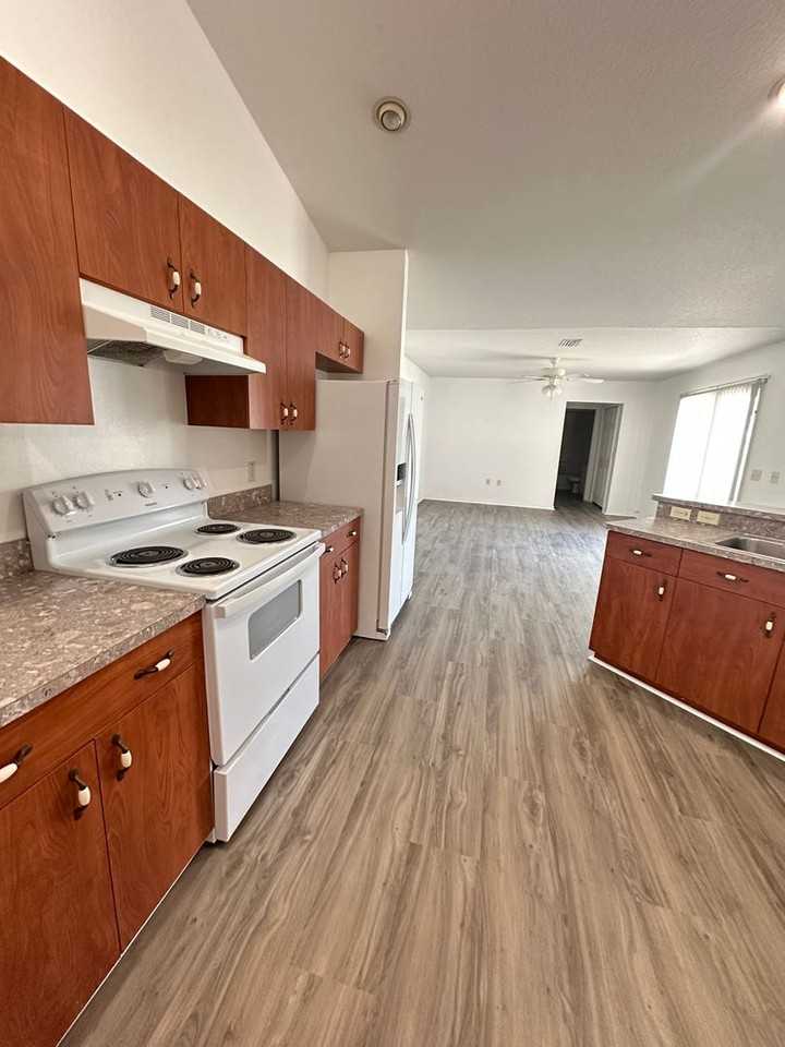 376 Marion Oaks Trl - Photo 2 of 15