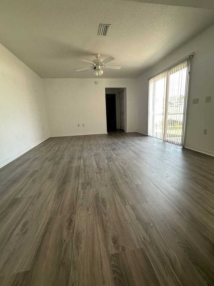 376 Marion Oaks Trl - Photo 4 of 15