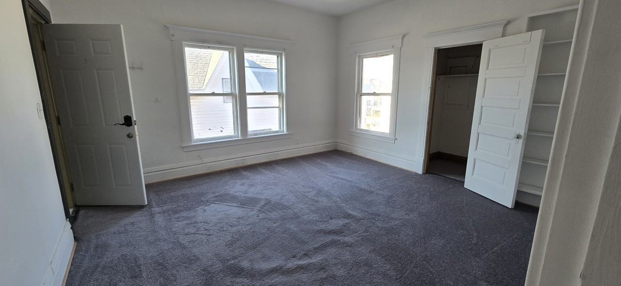 113 W Division St #3 - Photo 5 of 7