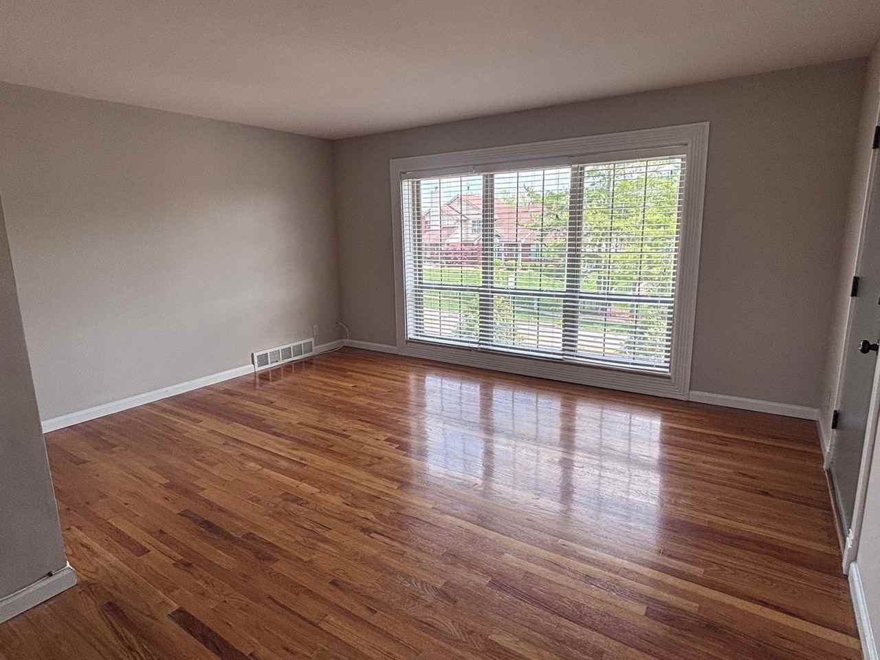 Anic Manor Apartments - Photo 3 of 11