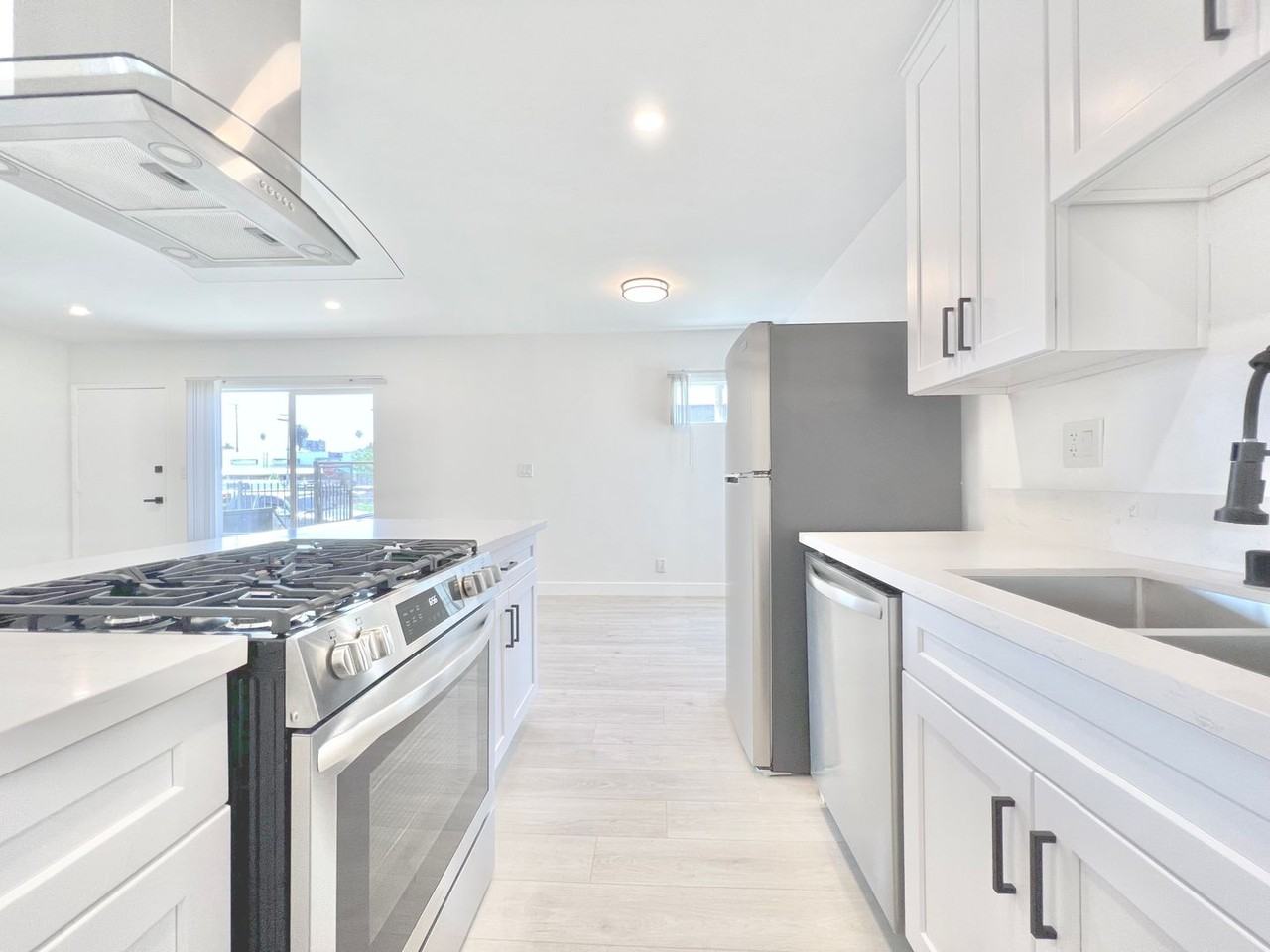 7305 Variel Avenue - Photo 3 of 24