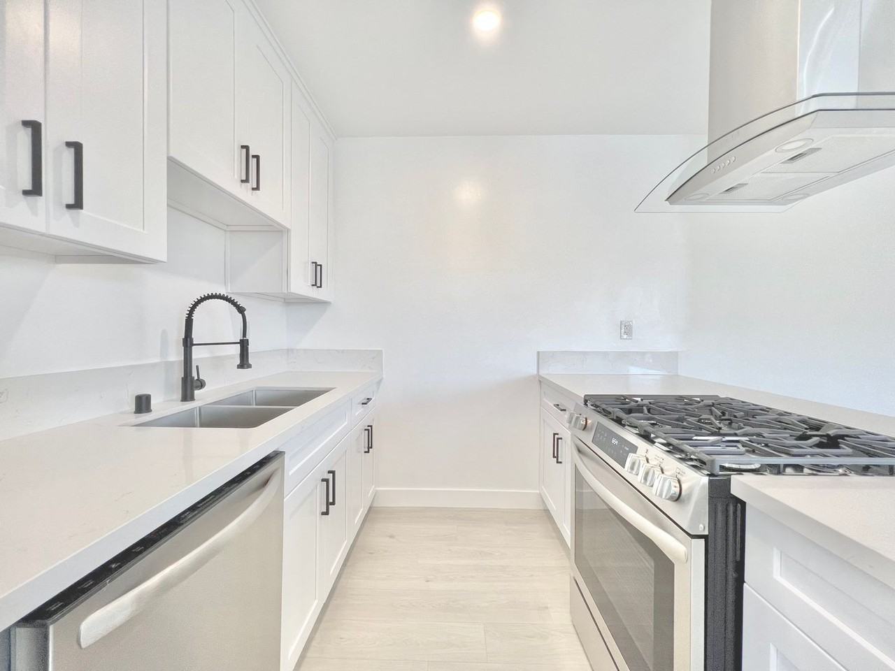 7305 Variel Avenue - Photo 4 of 24